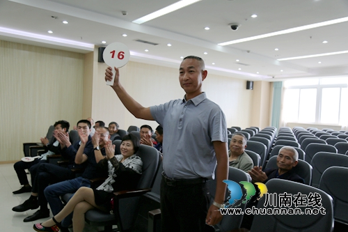 全市首宗农村土地经营流转上市交易在泸县竞价(图3)