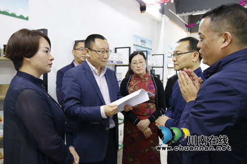 黄勇率队督导合江县市场监管系统扫黑除恶和市场治乱工作(图1) 黄勇率队督导合江县市场监管系统扫黑除恶和市场治乱工作(图1)