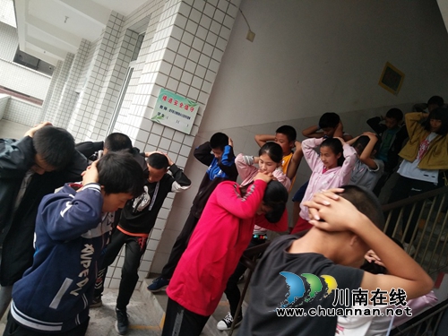 叙永县马岭镇中学开展应急疏散演练活动(图1)