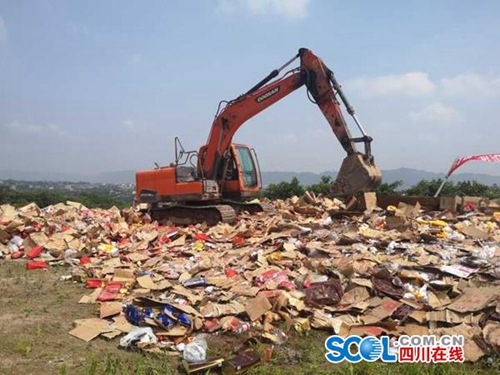 宜宾集中销毁1.6万余瓶假冒名优白酒(图1)