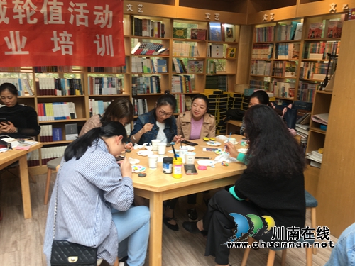 龙马潭：学摄影赏奇石&nbsp;女职工们嗨出欢乐世界(图1)