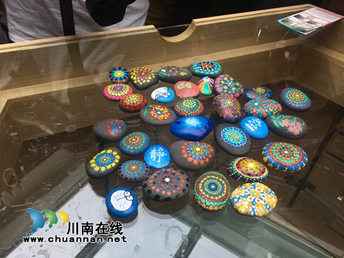 龙马潭：学摄影赏奇石&nbsp;女职工们嗨出欢乐世界(图2)