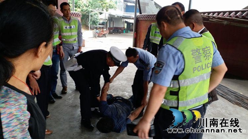 “要弄死两个”&nbsp;合江男子携菜刀对抗违建拆除(图3)