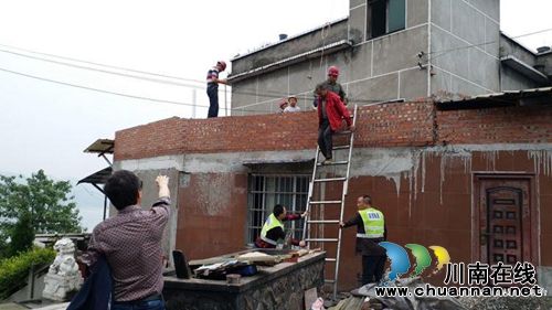 “要弄死两个”&nbsp;合江男子携菜刀对抗违建拆除(图2)