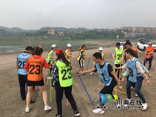 龙马潭区罗汉街道化工苑社区开展户外拓展训练活动(图2) 龙马潭区罗汉街道化工苑社区开展户外拓展训练活动(图2)