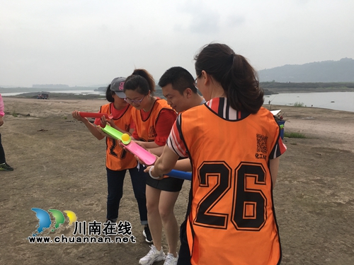 龙马潭区罗汉街道化工苑社区开展户外拓展训练活动(图1) 龙马潭区罗汉街道化工苑社区开展户外拓展训练活动(图1)