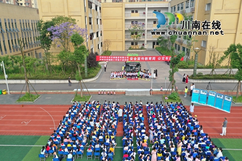 泸州:公交车开进校园 学生零距离体验公交盲区(图3) 泸州:公交车开进校园 学生零距离体验公交盲区(图3)