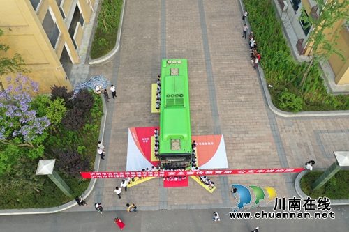 泸州:公交车开进校园 学生零距离体验公交盲区(图2) 泸州:公交车开进校园 学生零距离体验公交盲区(图2)