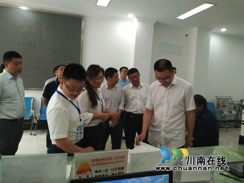 泸县政协副主席朱兵率队调研云龙镇便民服务中心(图1)