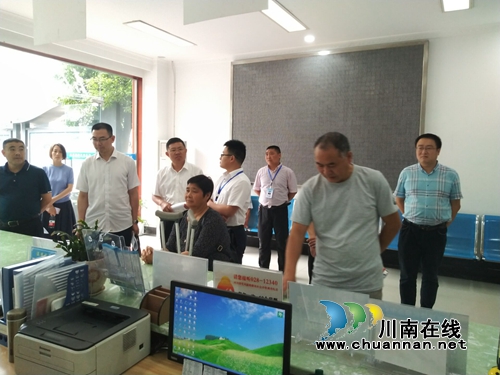 泸县政协副主席朱兵率队调研云龙镇便民服务中心(图2)