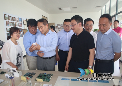 全国政协常委赵振铣莅临纳溪经开区参观调研(图1) 全国政协常委赵振铣莅临纳溪经开区参观调研(图1)