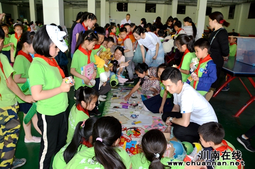 龙马潭玉带河学校开展红领巾跳蚤市场义卖活动(图1)