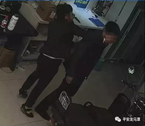 上楼找前儿媳遭拒&nbsp;泸州悍妇狂扇男子84记耳光(图1)