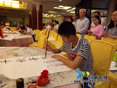 叙永县举行“伊蕾杯”首届中小学生书法大赛(图2)