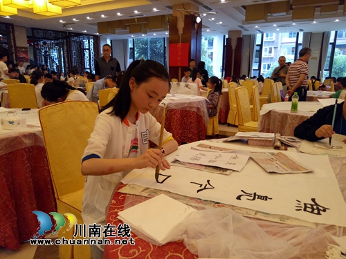 叙永县举行“伊蕾杯”首届中小学生书法大赛(图3)