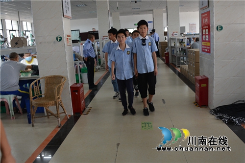 泸州十八中组织八年级学生代表参观泸州市戒毒所(图1)