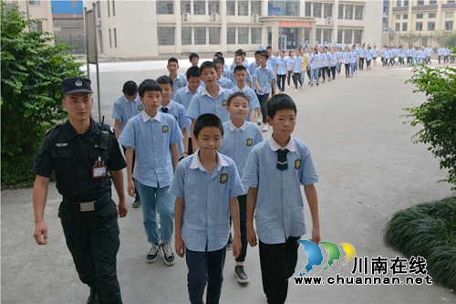 泸州十八中组织八年级学生代表参观泸州市戒毒所(图2)