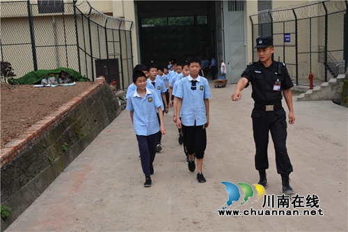 泸州十八中组织八年级学生代表参观泸州市戒毒所(图3)