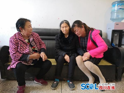 宜宾母亲流浪24载返乡&nbsp;至亲骨肉相见泪水涟涟(图1)