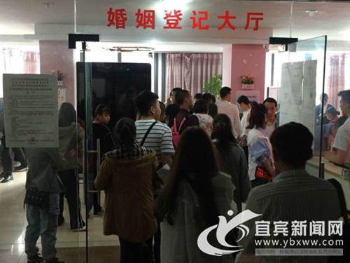 宜宾：“520”有情人喜结良缘&nbsp;民政局里领证忙(图1)