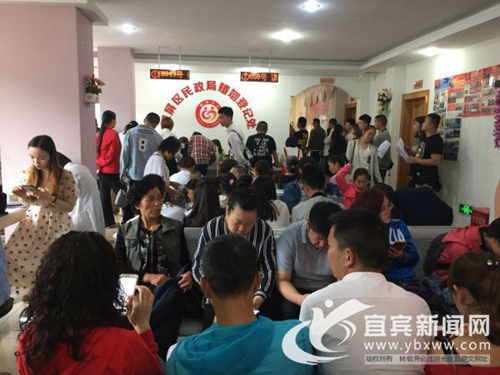 宜宾：“520”有情人喜结良缘&nbsp;民政局里领证忙(图2)