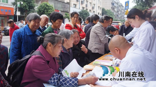 泸县立石镇开展“幸福工程-救助贫困母亲”活动(图1)