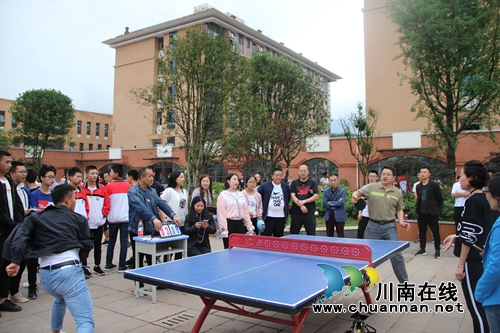 叙永三中教职工掀起乒乓球热潮(图2)