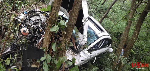 泸州：情侣吵架&nbsp;男子送女友回家飙车冲下山崖(图1)