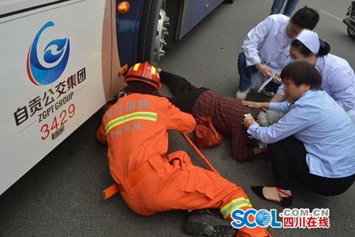 自贡老人横穿马路被压公交底部&nbsp;消防5分钟救出(图1)