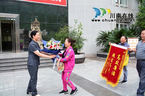 喜拿百万元补偿金&nbsp;古蔺矿工送鲜花锦旗表谢意(图1)