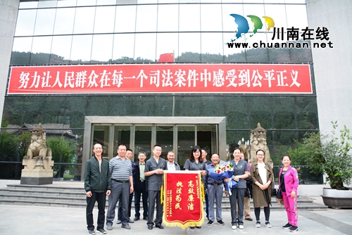 喜拿百万元补偿金&nbsp;古蔺矿工送鲜花锦旗表谢意(图3)