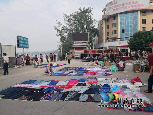 泸县海潮镇集中整治场镇秩序(图1)