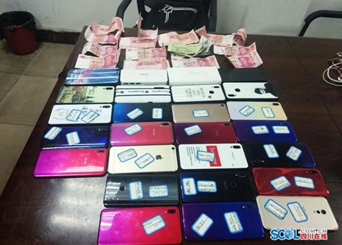 “一条龙”盗窃&nbsp;合江少年3分钟盗走20部手机(图2)