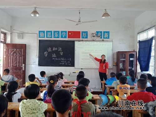 纳溪区龙车镇鼓楼山小学召开六年级学生家长会(图1)