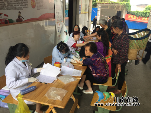 龙马潭区特兴街道：免费体检进社区&nbsp;贴心服务暖人心(图1)