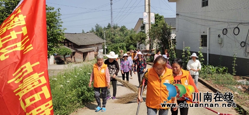 泸县太伏镇开展乡村振兴巾帼共建美丽家园行动(图1)