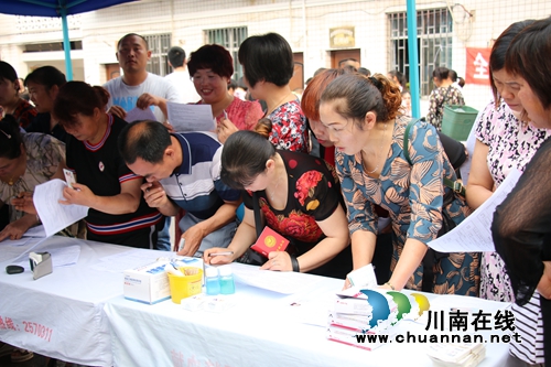 泸县潮河镇开展2019年无偿献血活动(图1)