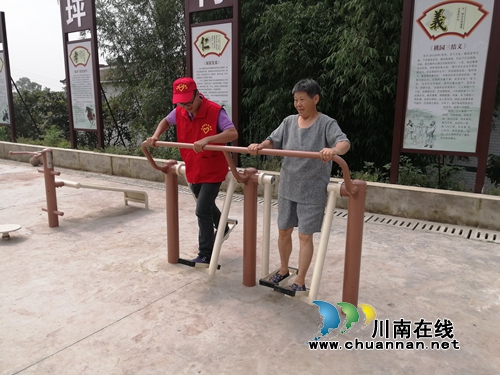 泸县潮河镇：关爱残疾老人&nbsp;传递社会爱心(图2)