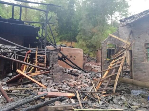 狗咬到邻居被要求赔偿&nbsp;老人自觉委屈烧了自家房(图1)