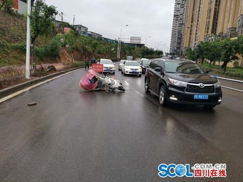 合江女子骑车摔伤倒地，路过交警"借腿"给她(图1)