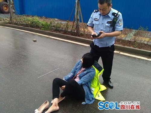 合江女子骑车摔伤倒地，路过交警"借腿"给她(图2)