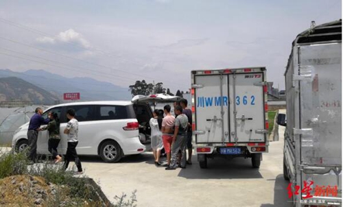 爱狗人士为解救300只狗围堵冕宁一收狗点(图3) 爱狗人士为解救300只狗围堵冕宁一收狗点(图3)