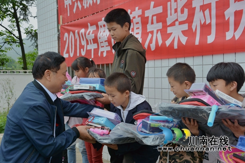 叙永县城西实验学校：助力脱贫攻坚，高寒山村雨中见暖阳(图1)