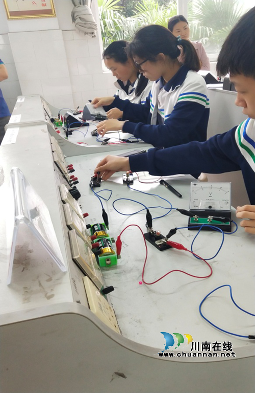 泸州市龙马潭区举行初中升学理科实验操作考试(图1) 泸州市龙马潭区举行初中升学理科实验操作考试(图1)