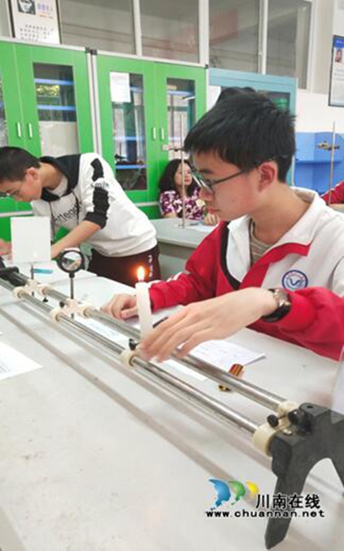 泸州市龙马潭区举行初中升学理科实验操作考试(图2) 泸州市龙马潭区举行初中升学理科实验操作考试(图2)