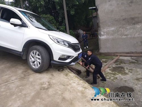 泸县:SUV转弯悬挂路坎 警民携手救援脱险(图1) 泸县:SUV转弯悬挂路坎 警民携手救援脱险(图1)