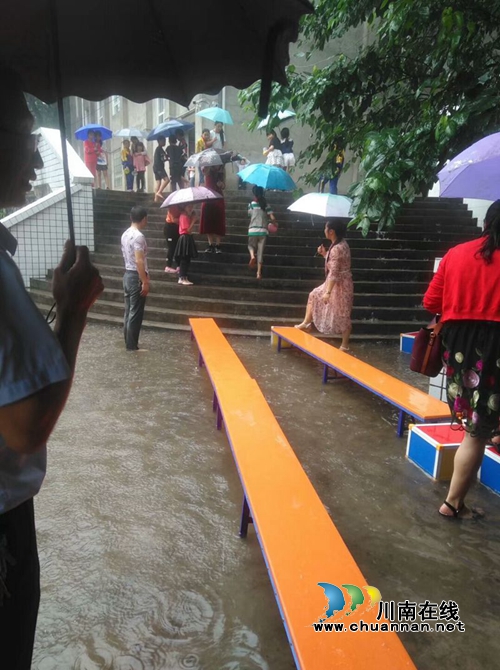 叙永：学校搭起千名小学生冒雨就餐“方便桥”(图1)