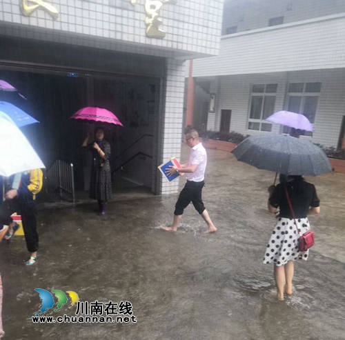 叙永：学校搭起千名小学生冒雨就餐“方便桥”(图2)