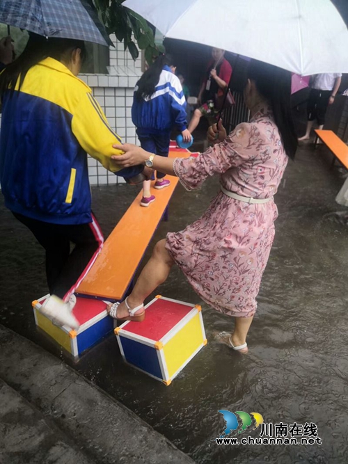 叙永：学校搭起千名小学生冒雨就餐“方便桥”(图3)