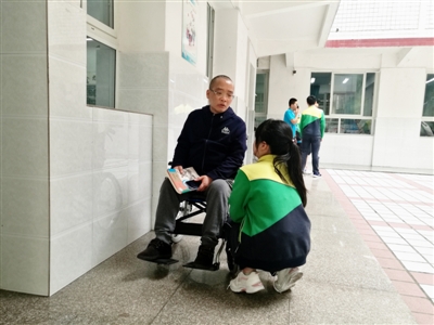 泸州轮椅教师詹光伟：做人比得多少分更重要(图2)